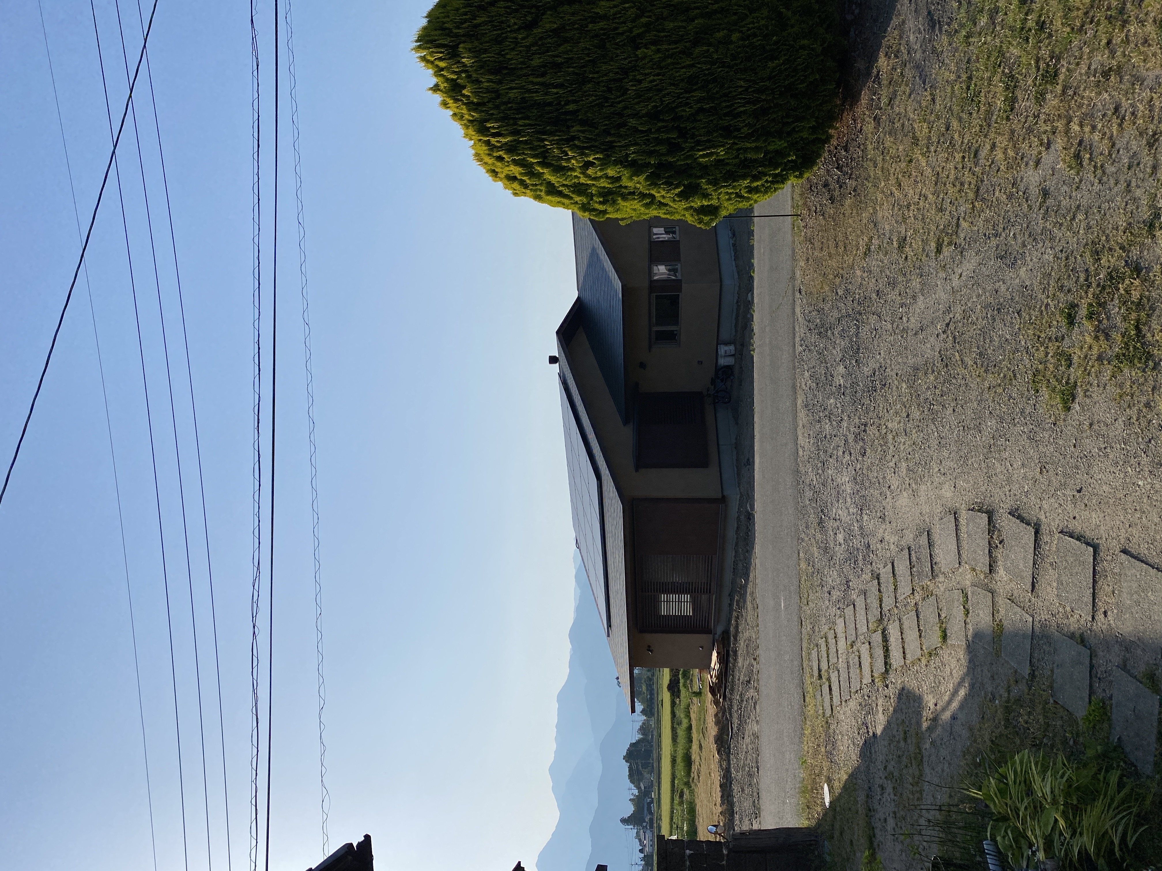 山並みに寄り添うシンプルな住まい