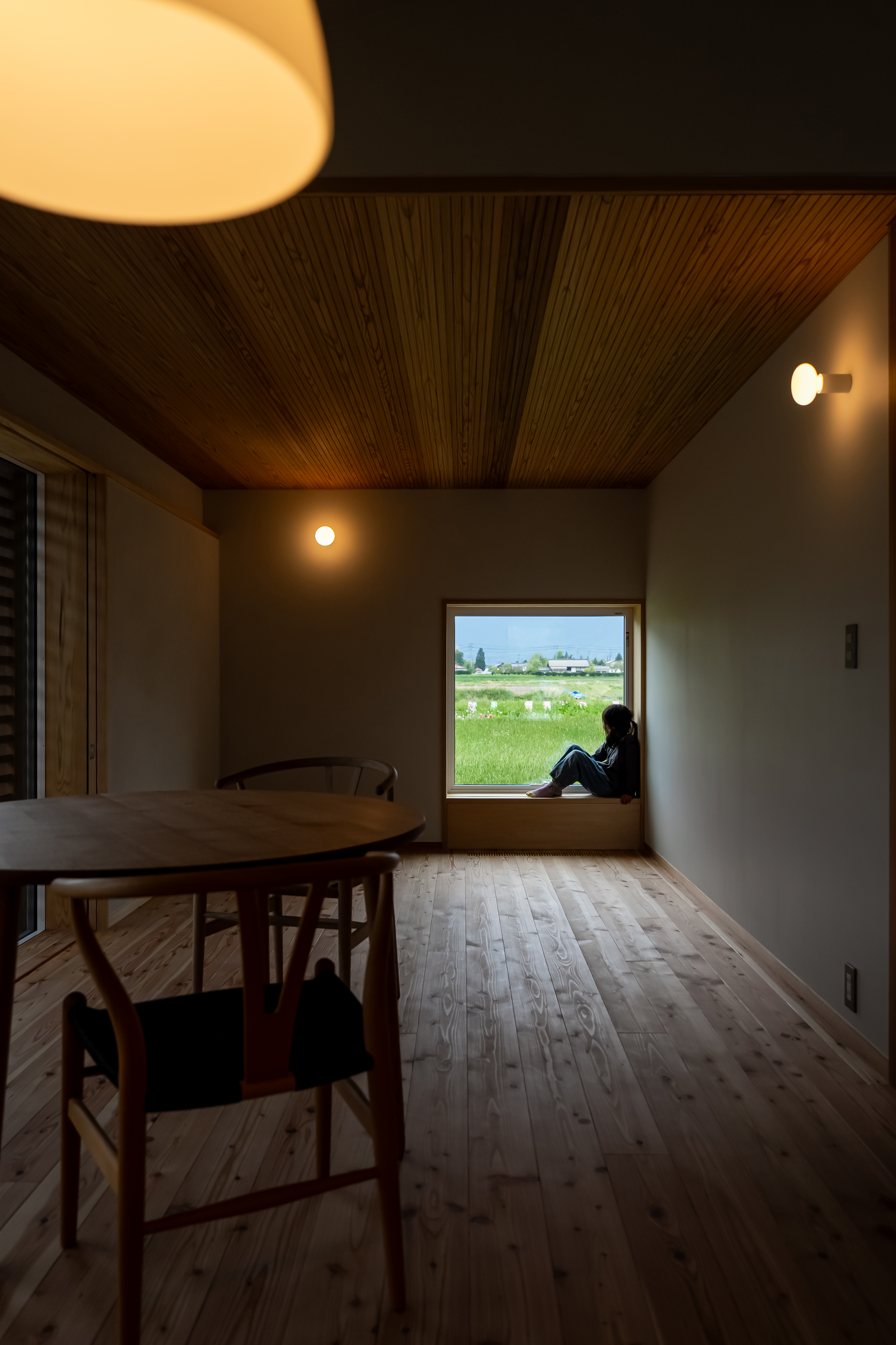 窓辺でくつろぐ住まいの風景