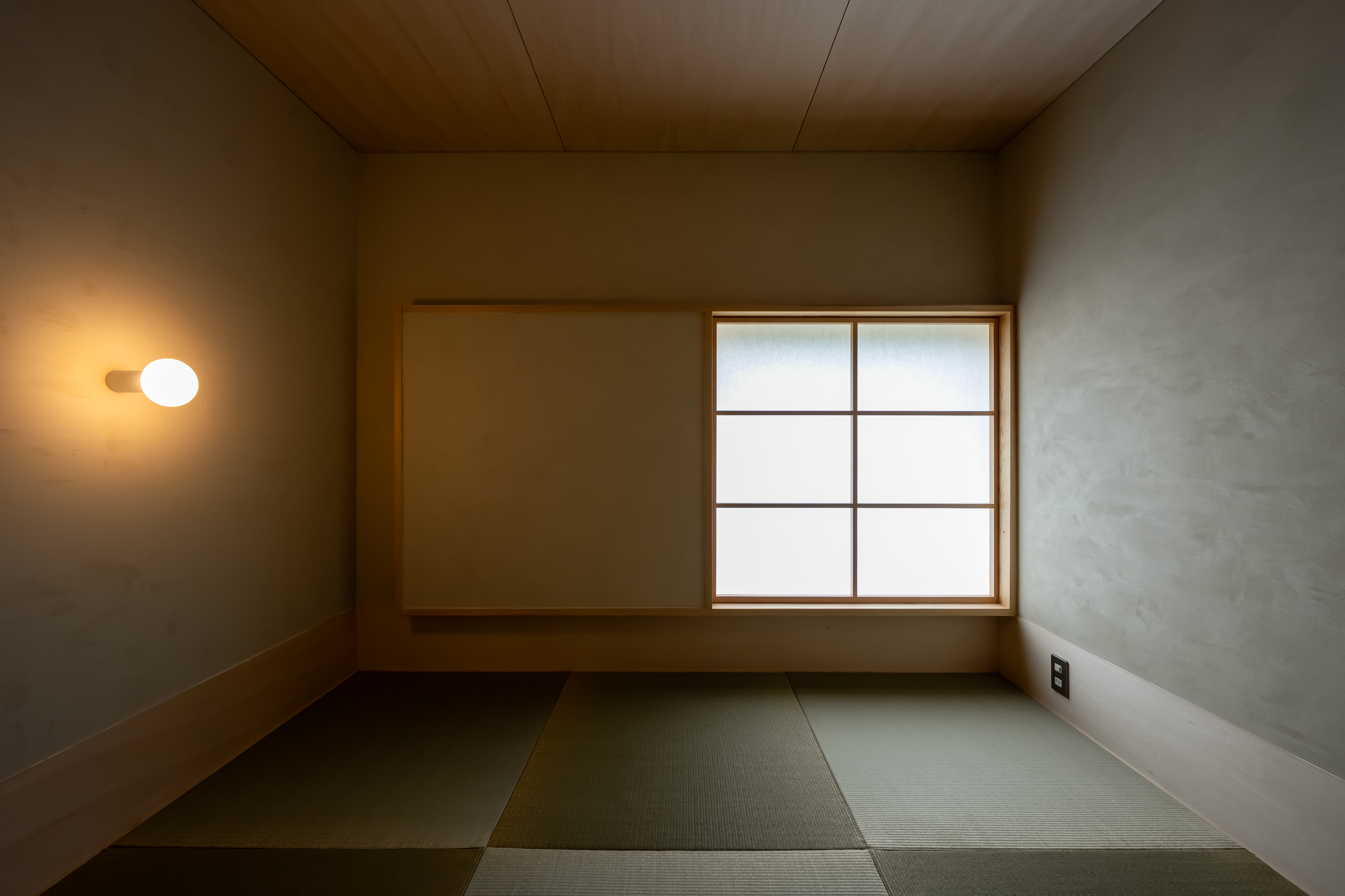 障子から光が入る畳の間